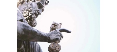¿Quién fue el pontífice que más tiempo gobernó la Iglesia? ¿Cuál tuvo el pontificado más breve? ¿Cuántos papas fueron santos, mártires o viajeros incansables? 